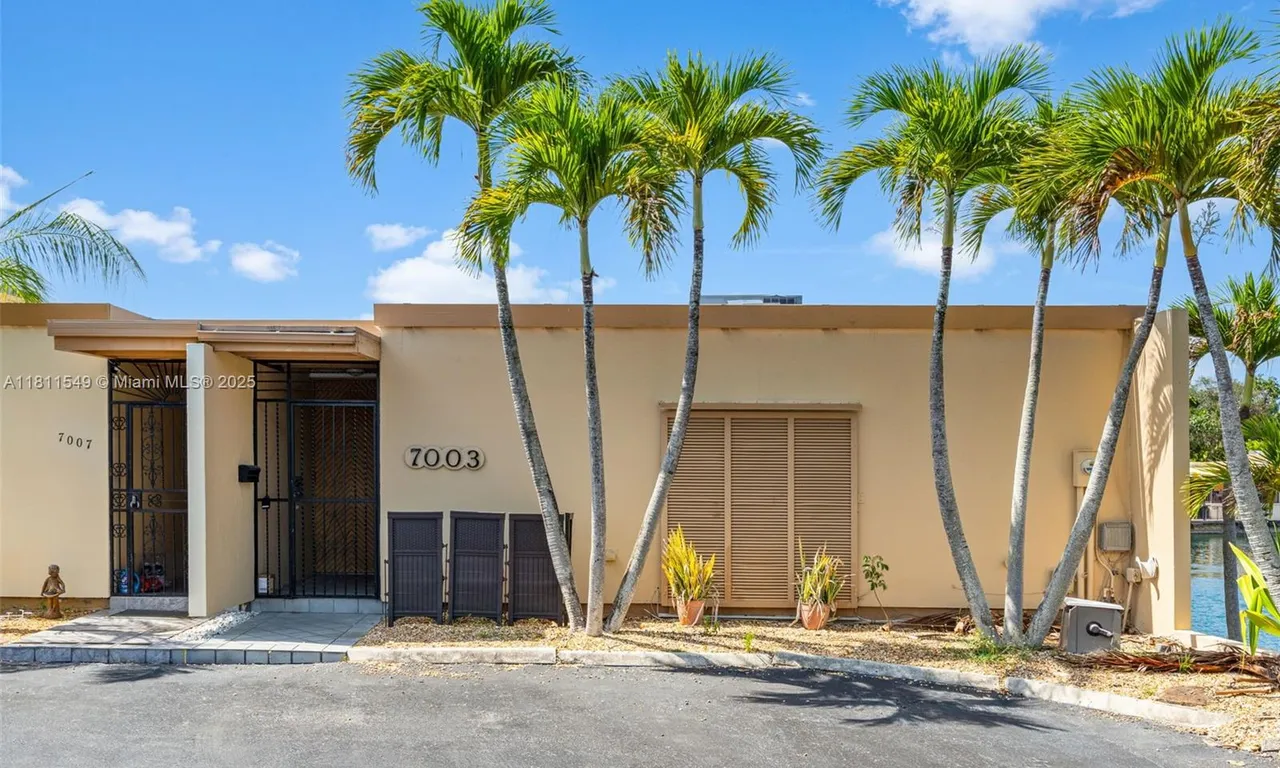 7003 Crown Gate Ct, Miami Lakes FL 33014