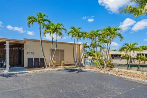7003 Crown Gate Ct, Miami Lakes FL 33014