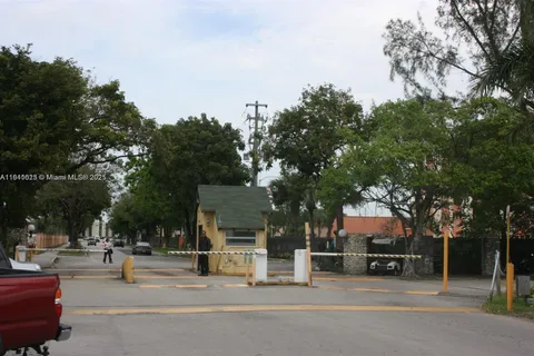 10000 NW 80th St # 2147, Hialeah Gardens FL 33016