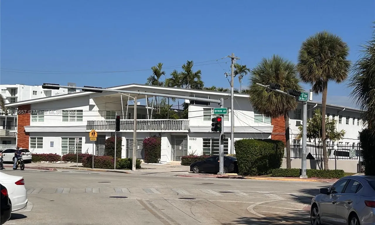 8080 Tatum Waterway Dr # 4, Miami Beach FL 33141