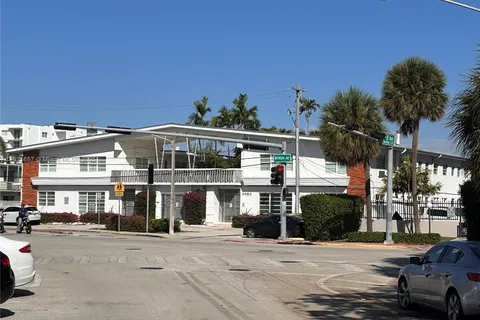 8080 Tatum Waterway Dr # 4, Miami Beach FL 33141