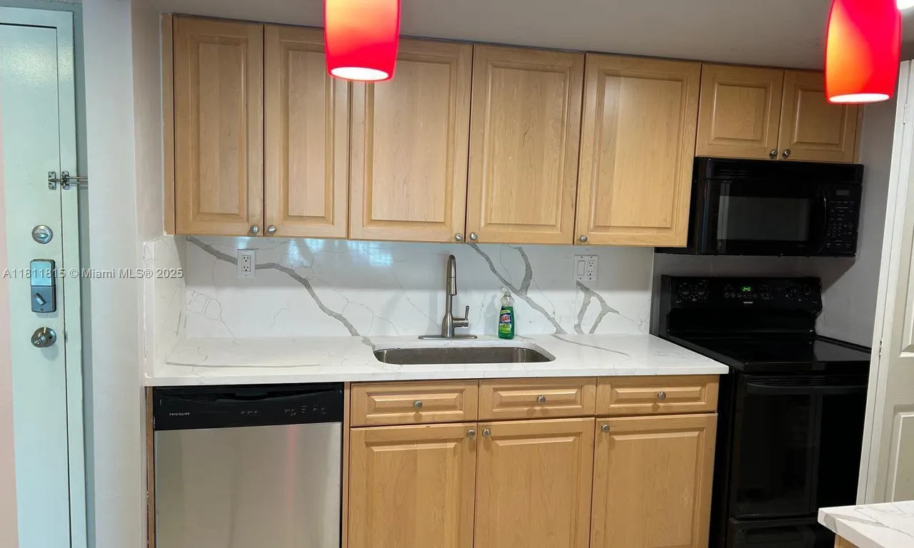 120 Lakeview Dr # 210, Weston FL 33326