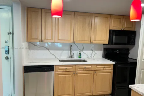120 Lakeview Dr # 210, Weston FL 33326