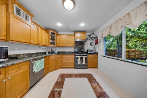 81 Hough Dr, Miami Springs FL 33166