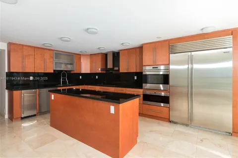 400 S Pointe Dr # 606, Miami Beach FL 33139