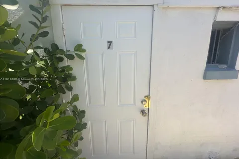 225 NE 56th St # 7, Miami FL 33137