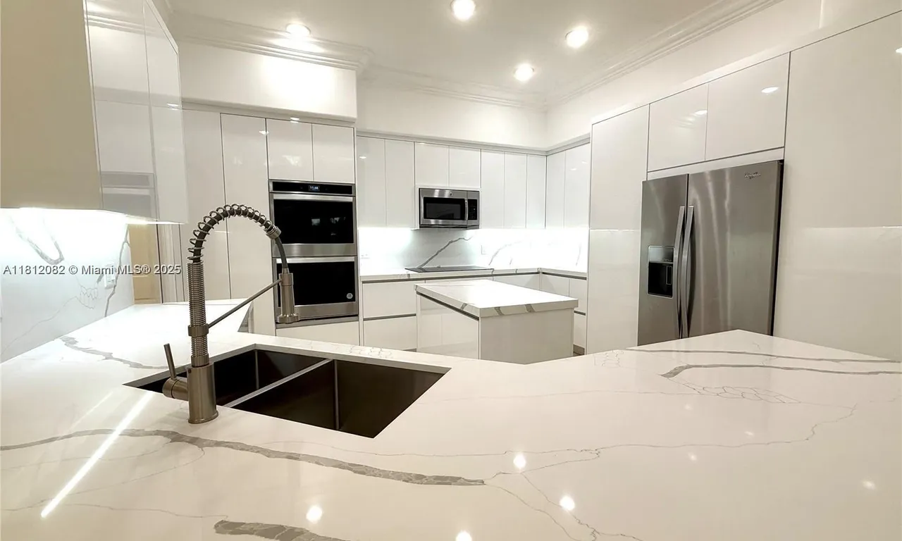 2547 Montclaire Cir # 2547, Weston FL 33327
