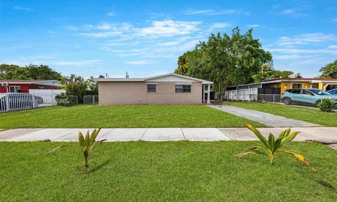 3515 NW 205th St, Miami Gardens FL 33056