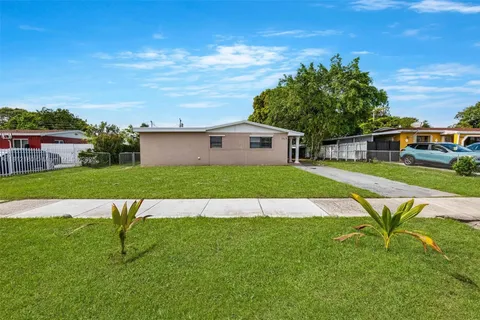 3515 NW 205th St, Miami Gardens FL 33056