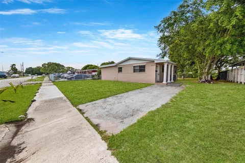 3515 NW 205th St, Miami Gardens FL 33056