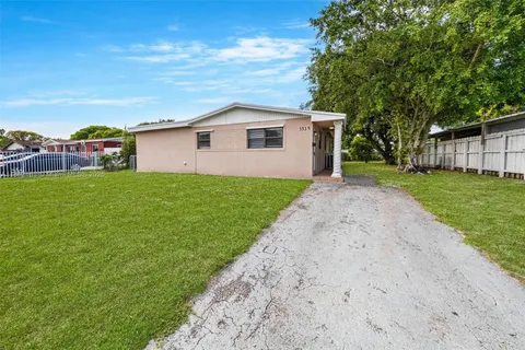 3515 NW 205th St, Miami Gardens FL 33056