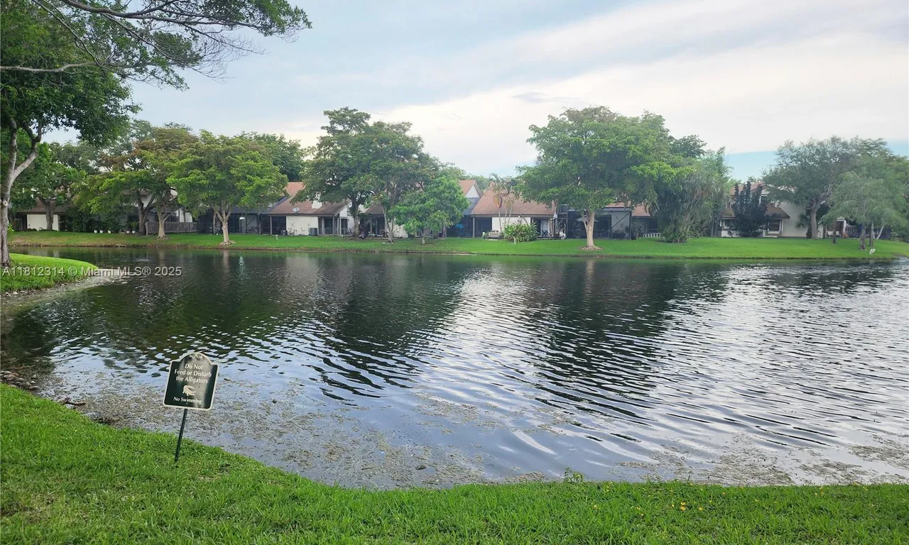 52 Wimbledon Lake Dr # 200, Plantation FL 33324