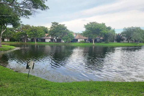 52 Wimbledon Lake Dr # 200, Plantation FL 33324