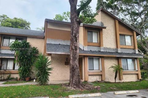 52 Wimbledon Lake Dr # 200, Plantation FL 33324