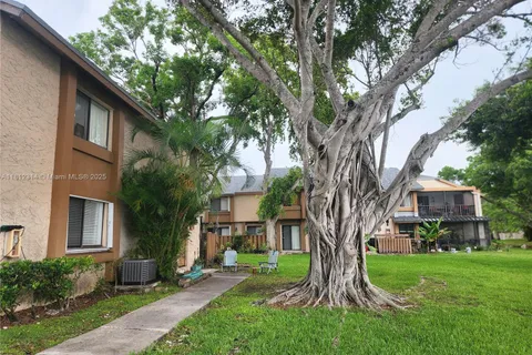 52 Wimbledon Lake Dr # 200, Plantation FL 33324