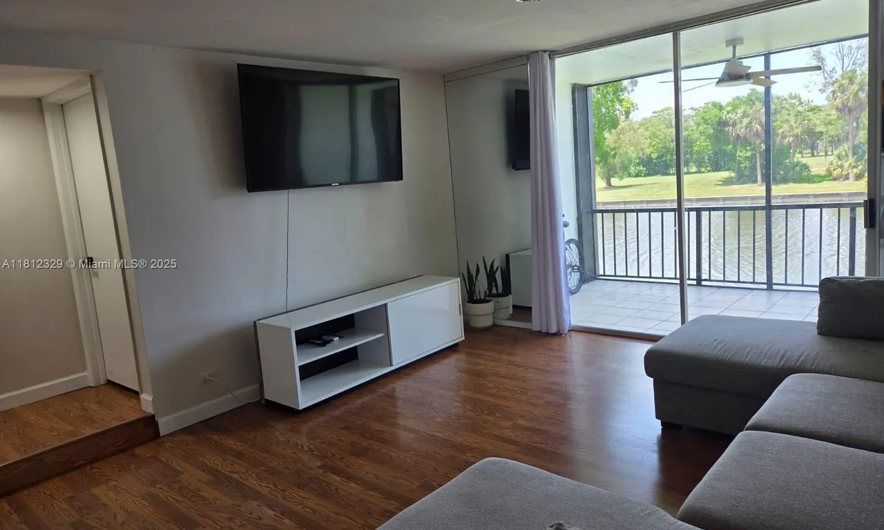3750 Inverrary Dr # 2B, Lauderhill FL 33319