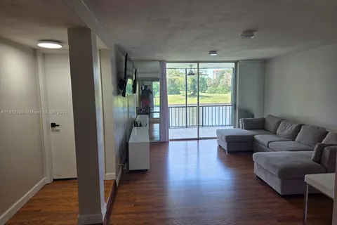 3750 Inverrary Dr # 2B, Lauderhill FL 33319