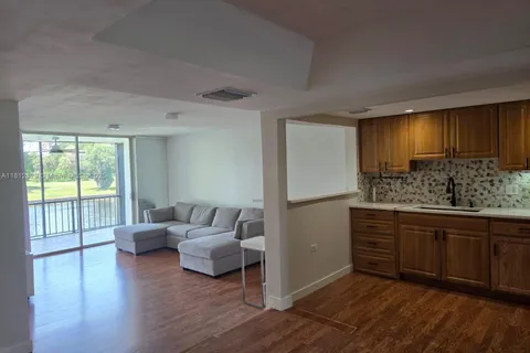 3750 Inverrary Dr # 2B, Lauderhill FL 33319