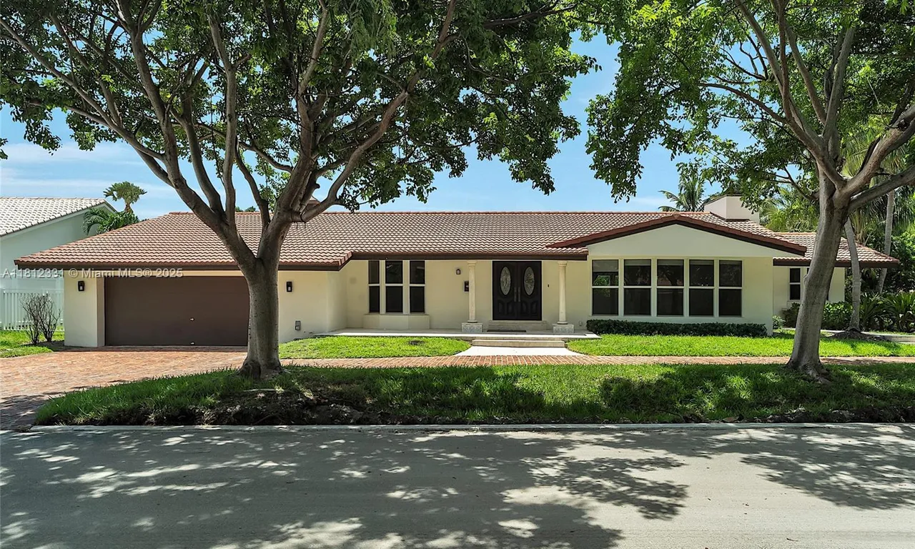 9 Gatehouse Rd, Sea Ranch Lakes FL 33308