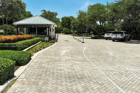 9 Gatehouse Rd, Sea Ranch Lakes FL 33308