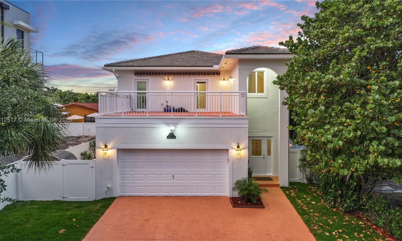 3229 Canal Dr, Pompano Beach FL 33062