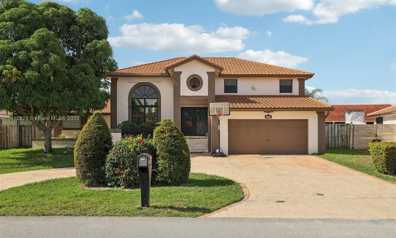 15050 E Falcons Lea Dr, Davie FL 33331