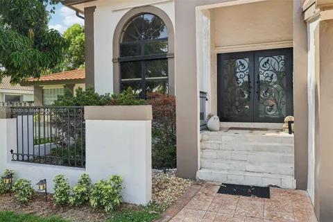 15050 E Falcons Lea Dr, Davie FL 33331
