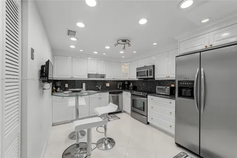 16300 Golf Club Rd # 411, Weston FL 33326