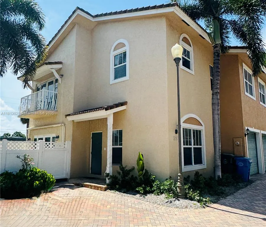 1233 NE 32nd St, Oakland Park FL 33334