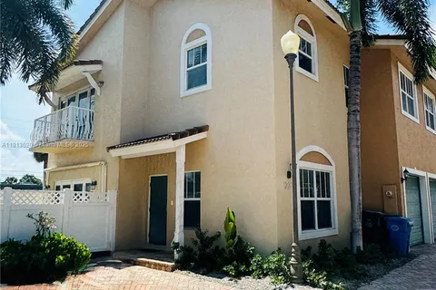 1233 NE 32nd St, Oakland Park FL 33334