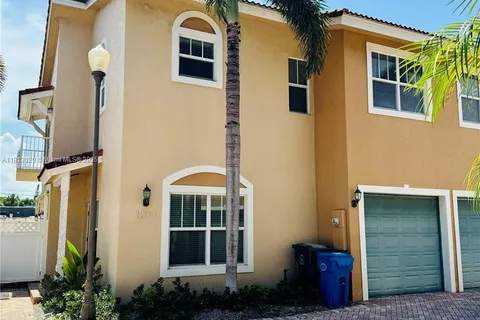1233 NE 32nd St, Oakland Park FL 33334