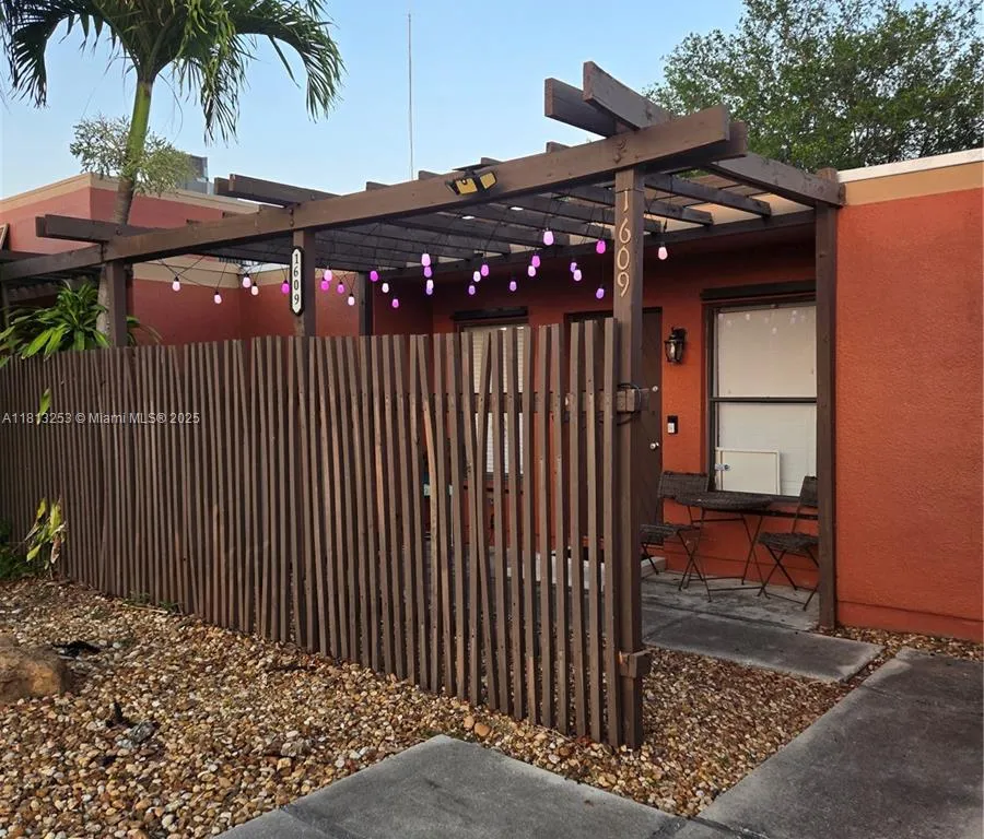 1609 Fairway Rd, Pembroke Pines FL 33026