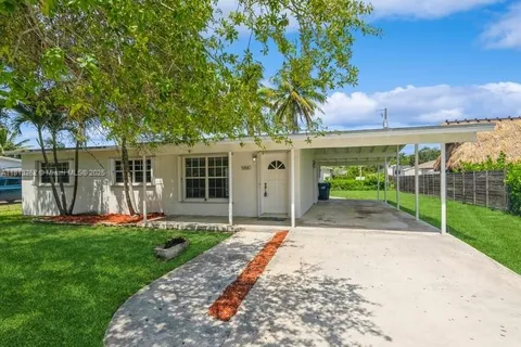 19810 Eagle Nest Rd, Cutler Bay FL 33157