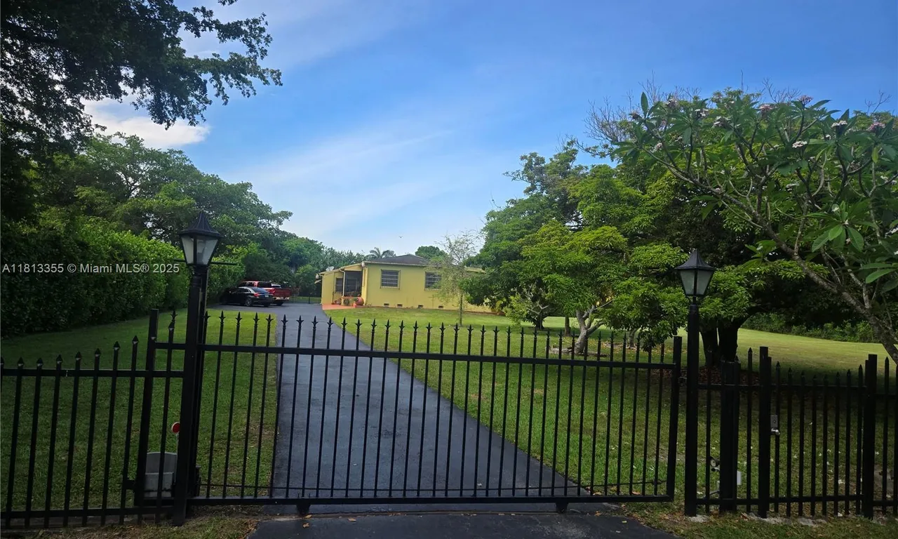 12401 SW 47th St, Miami FL 33175