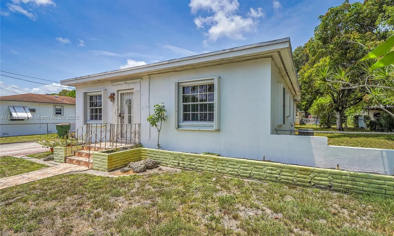 525 NE 126th St, North Miami FL 33161