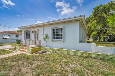 525 NE 126th St, North Miami FL 33161