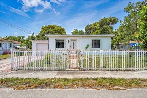 525 NE 126th St, North Miami FL 33161