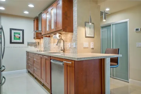 300 Bayview Dr # 102, Sunny Isles Beach FL 33160