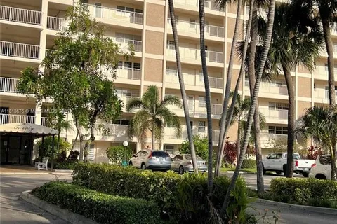 2671 S Course Dr # 403, Pompano Beach FL 33069