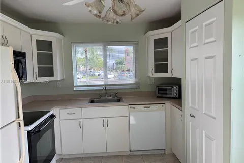 9721 Sunrise Lakes Blvd # 101, Sunrise FL 33322