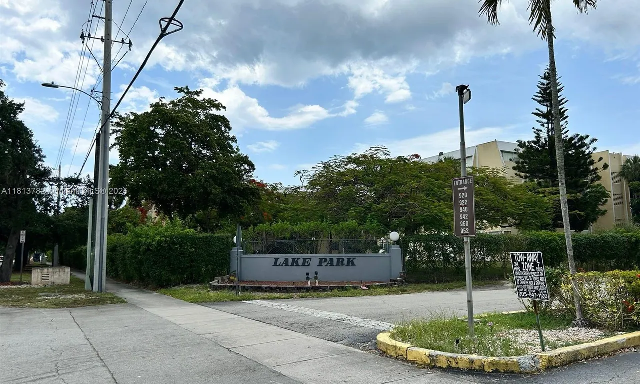 922 NE 199th St Apt 304, Miami FL 33179