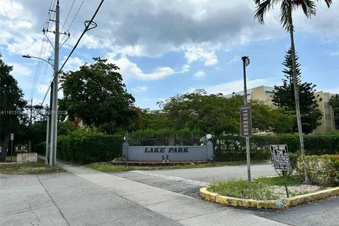 922 NE 199th St Apt 304, Miami FL 33179
