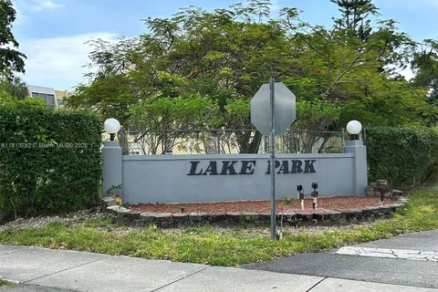922 NE 199th St Apt 304, Miami FL 33179