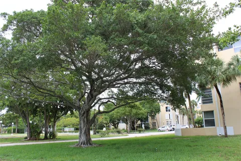 922 NE 199th St Apt 304, Miami FL 33179