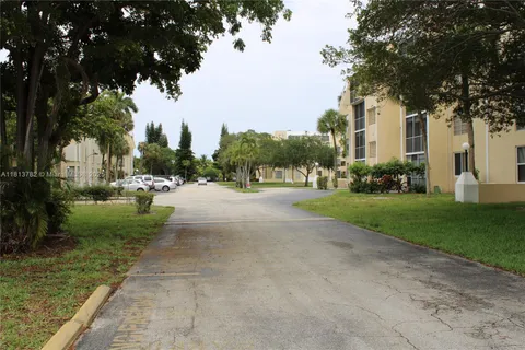 922 NE 199th St Apt 304, Miami FL 33179