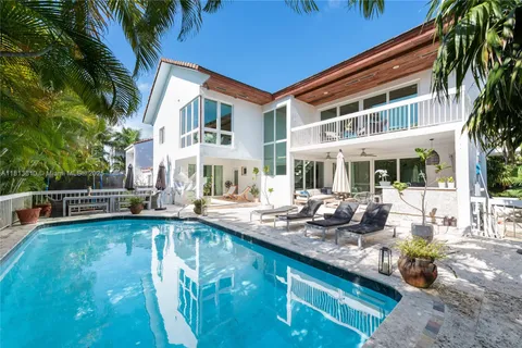 225 Harbor Dr, Key Biscayne FL 33149