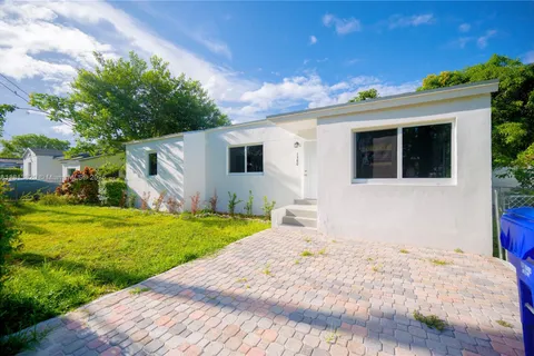 1380 NW 39th St, Miami FL 33142