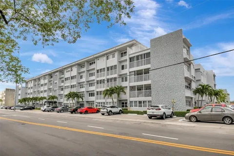 329 SE 3rd St # 103R, Hallandale Beach FL 33009