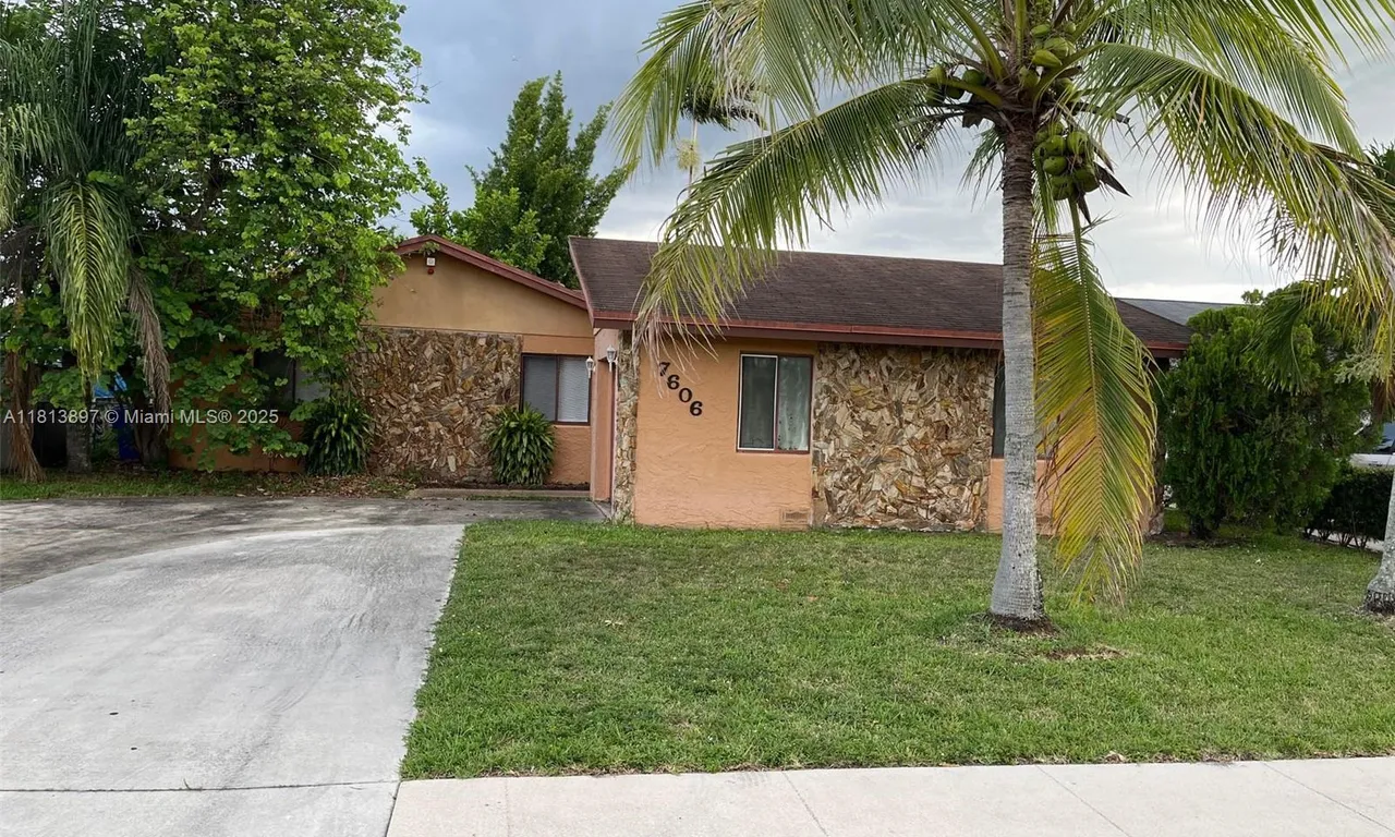 7606 SW 8th Ct, North Lauderdale FL 33068