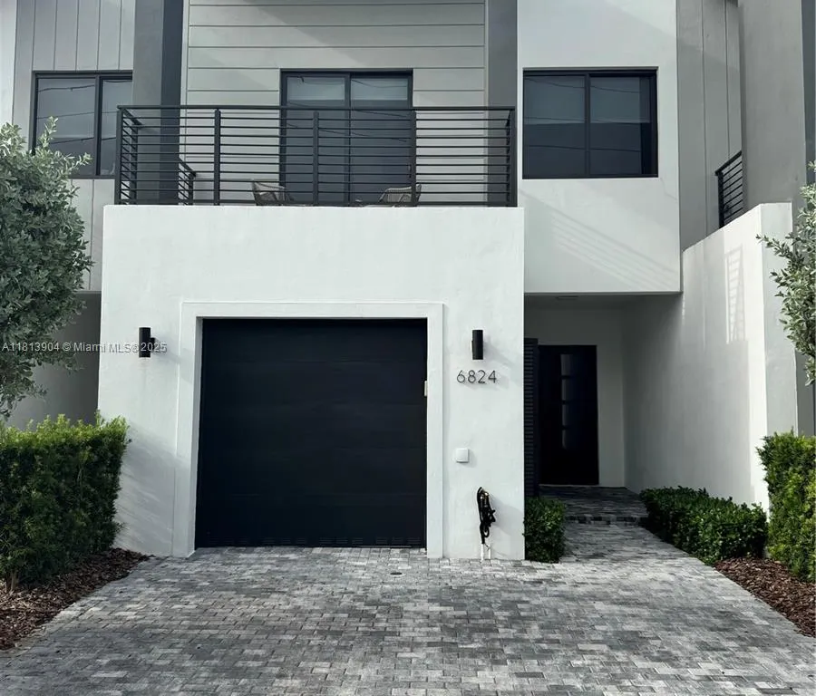 6824 SW 80th St, Miami FL 33143